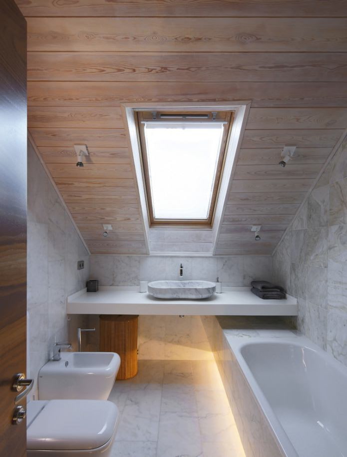 kleines Badezimmer im Dachgeschoss