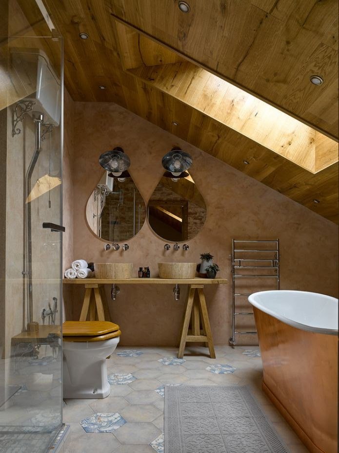 Holzdeckenverkleidung im Badezimmer
