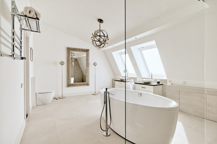 weißes Dachbodenbadezimmer