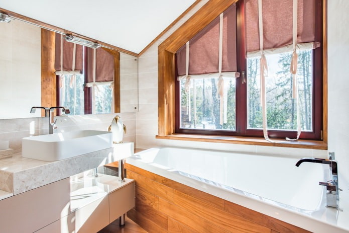 Vorhänge im Dachgeschoss im Badezimmer