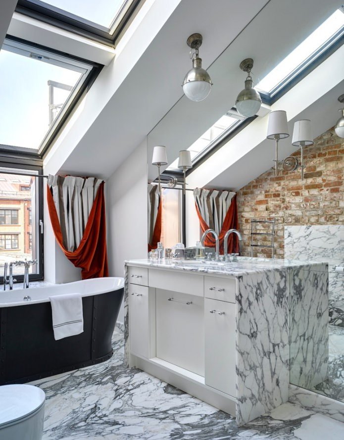 Badezimmer im Dachgeschoss