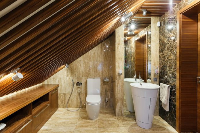 Holzlatten an der Decke in einem Dachbodenbadezimmer