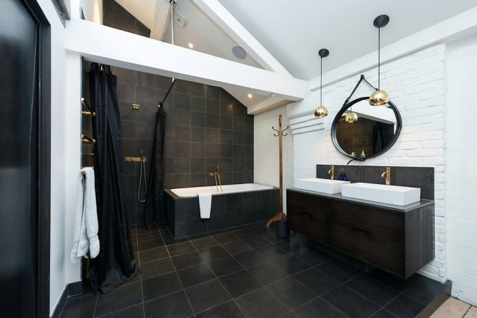 schwarz-weißes Dachbodenbadezimmer