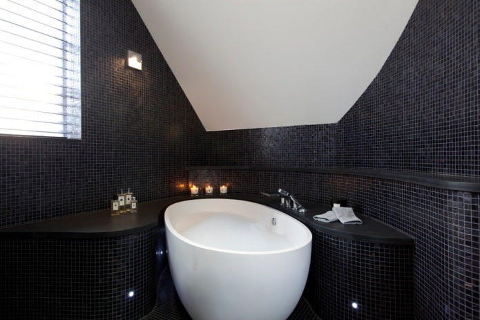 schwarz-weißes Dachbodenbadezimmer