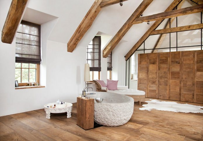 Dachbodenbadezimmer in Weiß- und Brauntönen