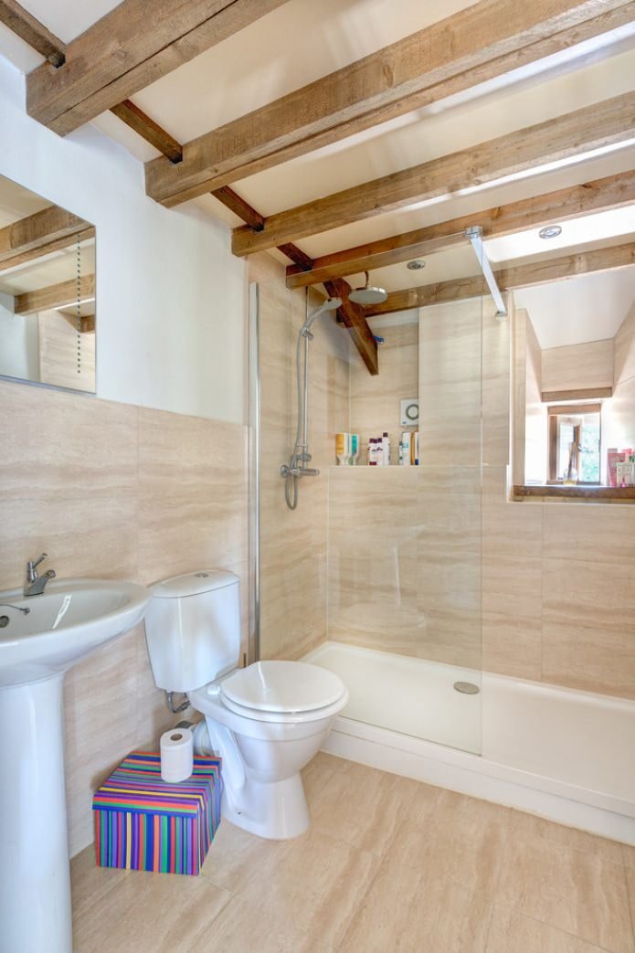 Dachbodenbadezimmer in Weiß- und Beigetönen