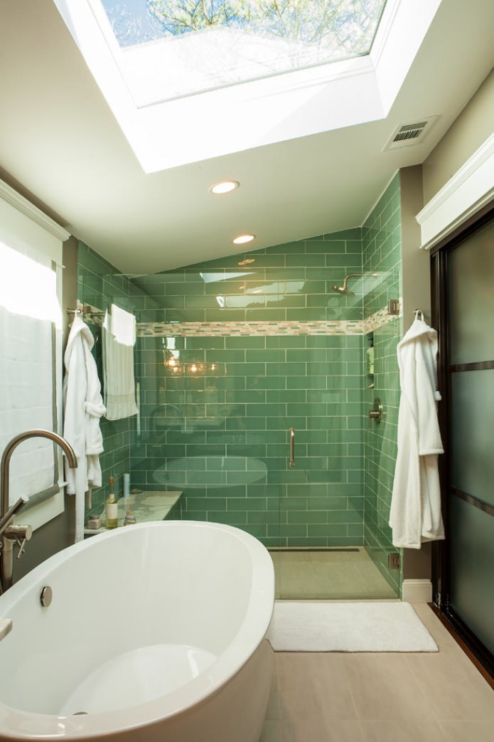 Grünes Dachbodenbadezimmer