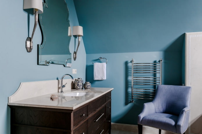 blaues Dachgeschossbadezimmer