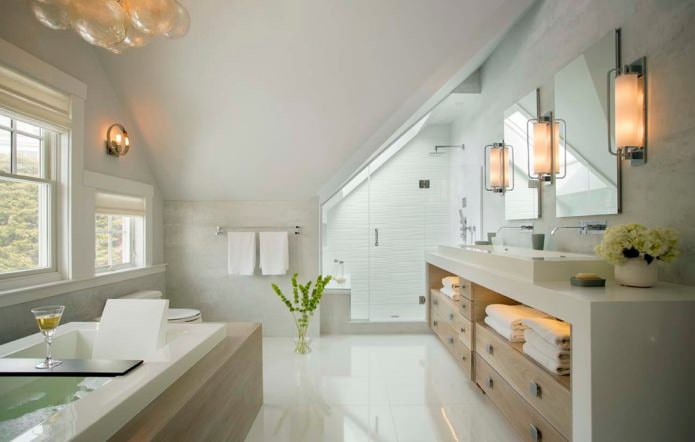 Badezimmer unter dem Dach in einem Landhaus