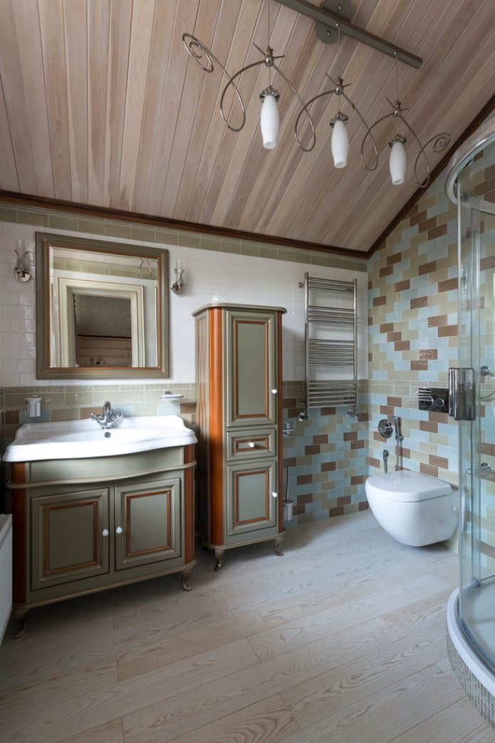 Wandleuchten und Kronleuchter im Badezimmer