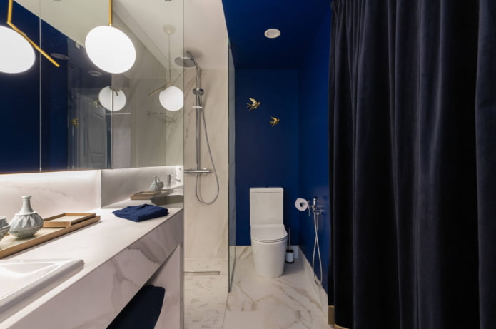 Blaue Farbe im Badezimmer