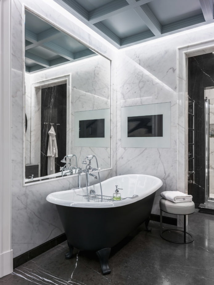 eine freistehende Badewanne