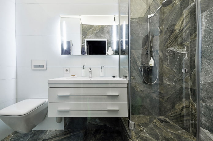 brauner Marmor in der Dusche