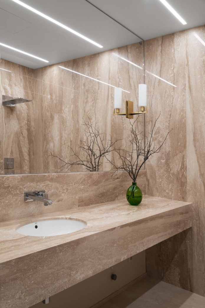 beiger Marmor im Badezimmer
