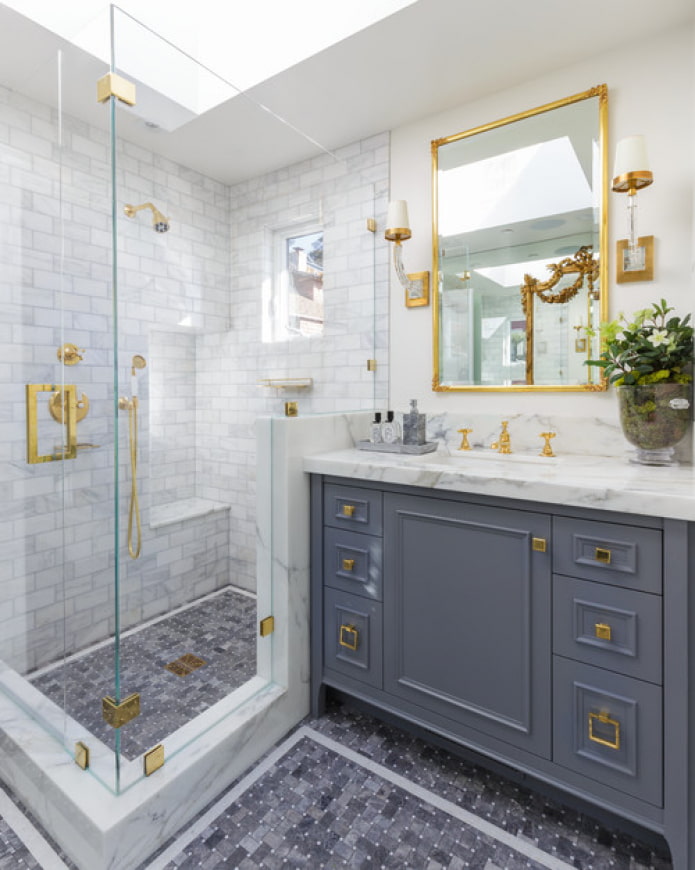 Dusche mit Marmorfliesen