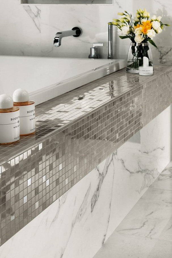 eine Kombination aus Marmor und Mosaik