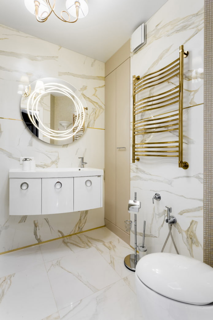 Bronzefarbener Handtuchwärmer im Badezimmer
