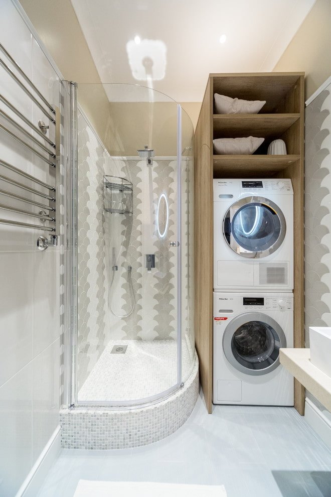 Dusche mit Schrank für eine Waschmaschine