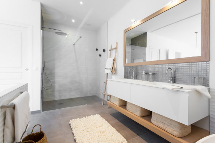 Skandinavisches Badezimmer in Weißtönen