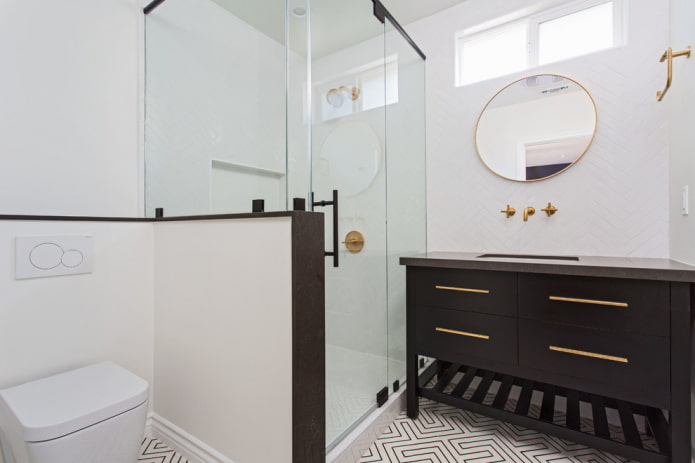 Toilette hinter der Trennwand