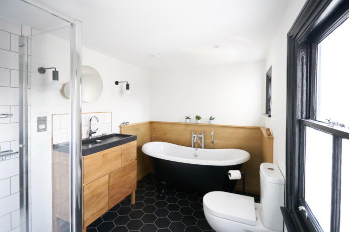 Weißes Badezimmer mit Kontrasten