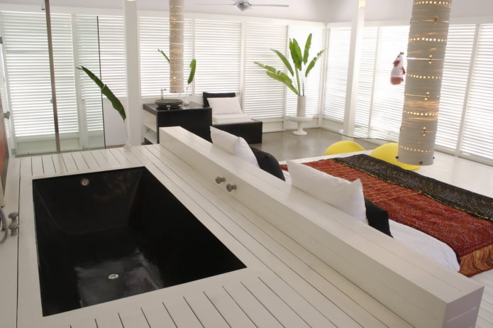 Ungewöhnliche Badewanne im Boden