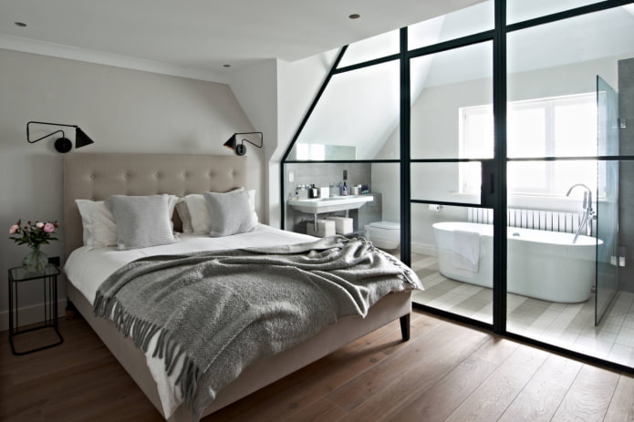 Badezimmer hinter einer Glaswand