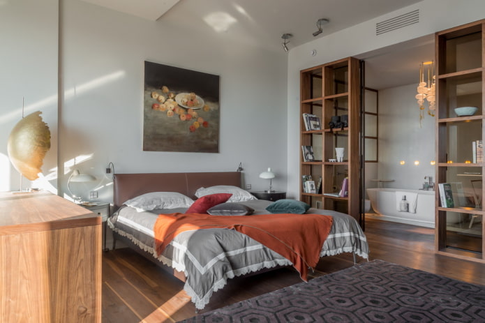 Badezimmer im Schlafzimmer hinter dem Regal