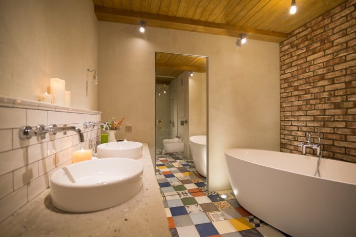 Beleuchtung im Inneren eines Badezimmers im Loft-Stil