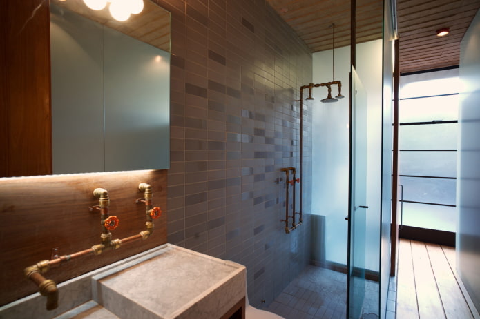 Sanitäranlagen im Badezimmer im Loft-Stil