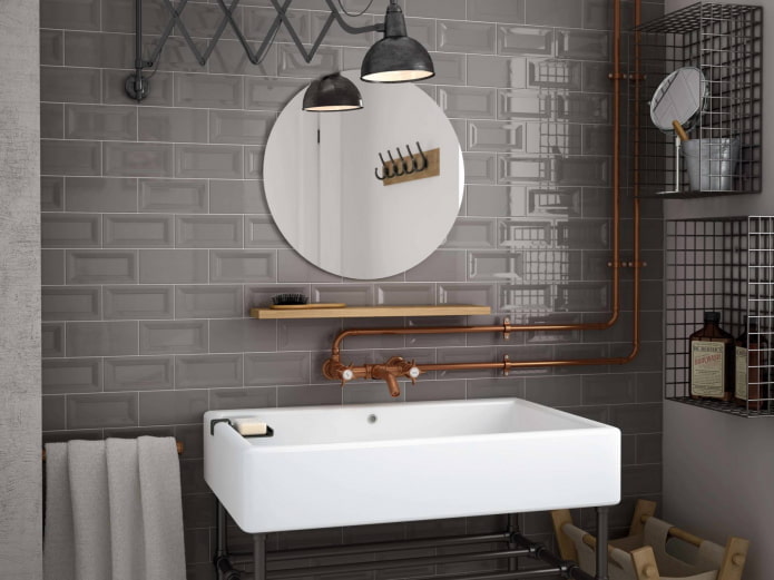 Beleuchtung im Inneren eines Badezimmers im Loft-Stil