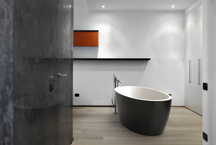 geräumiges schwarz-weißes Badezimmer
