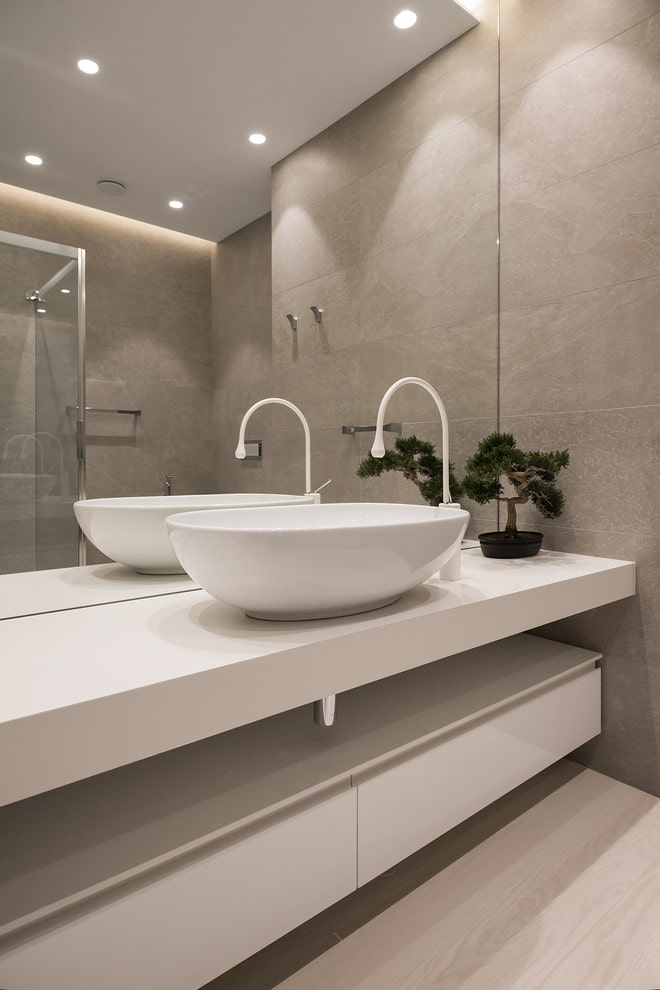 Sanitäranlagen im Badezimmer im Stil des Minimalismus