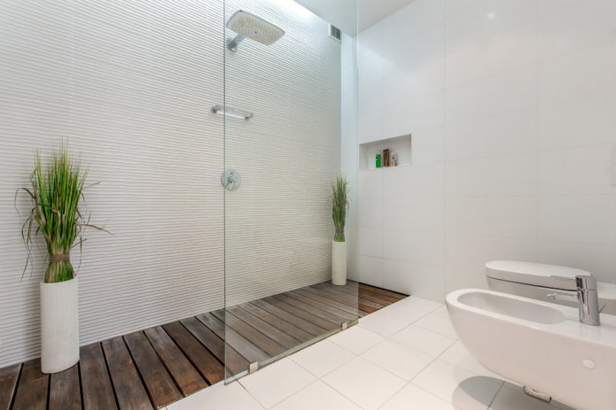 Badezimmerinterieur im minimalistischen Stil