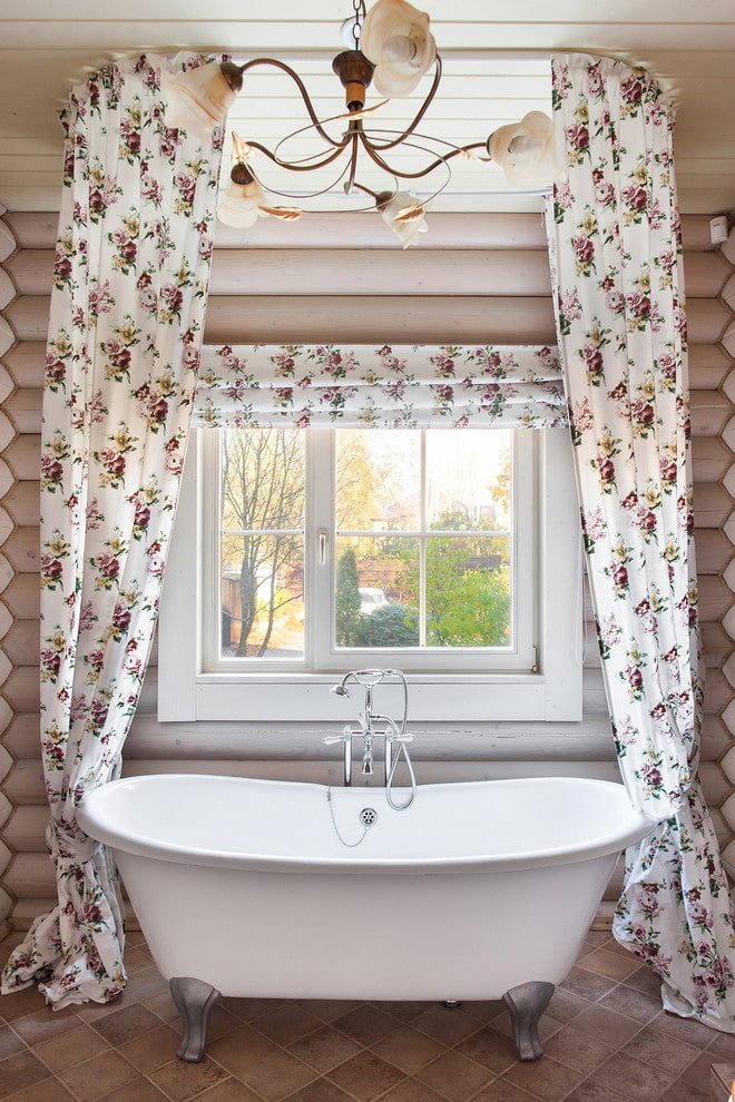 Gemusterte Schüssel am Fenster im Badezimmer