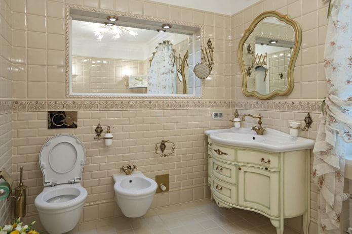 Toilette und Bidet in einem Badezimmer im Provence-Stil