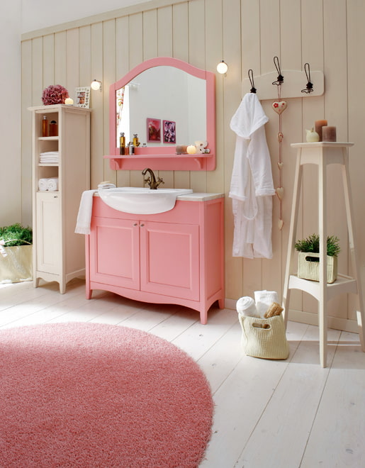 Badezimmerschrank mit Fräsungen