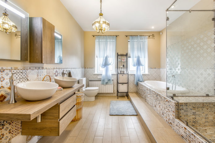 Patchwork-Fliesen im Badezimmer