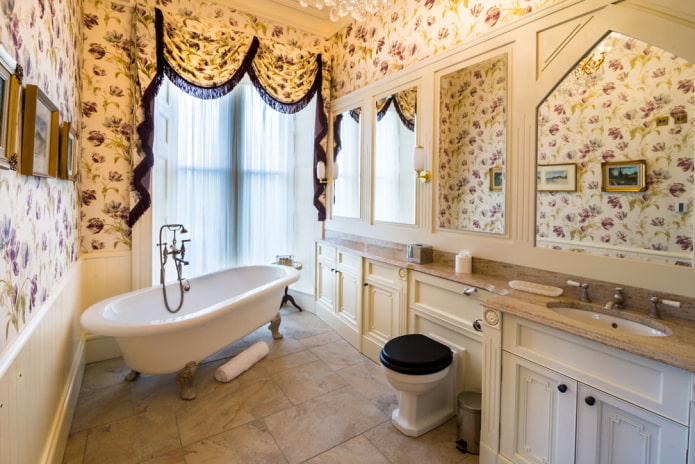 Badezimmer im Provence-Stil mit hohem Fenster