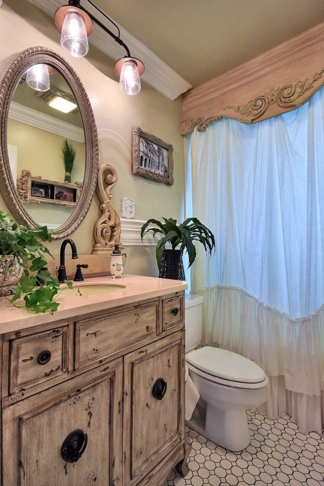 Toiletteninterieur im Provence-Stil