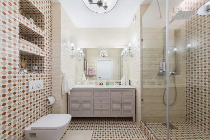 Badezimmer mit Dusche im Provence-Stil