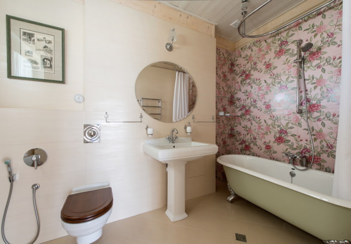 Gemusterte Akzentwand im Badezimmer