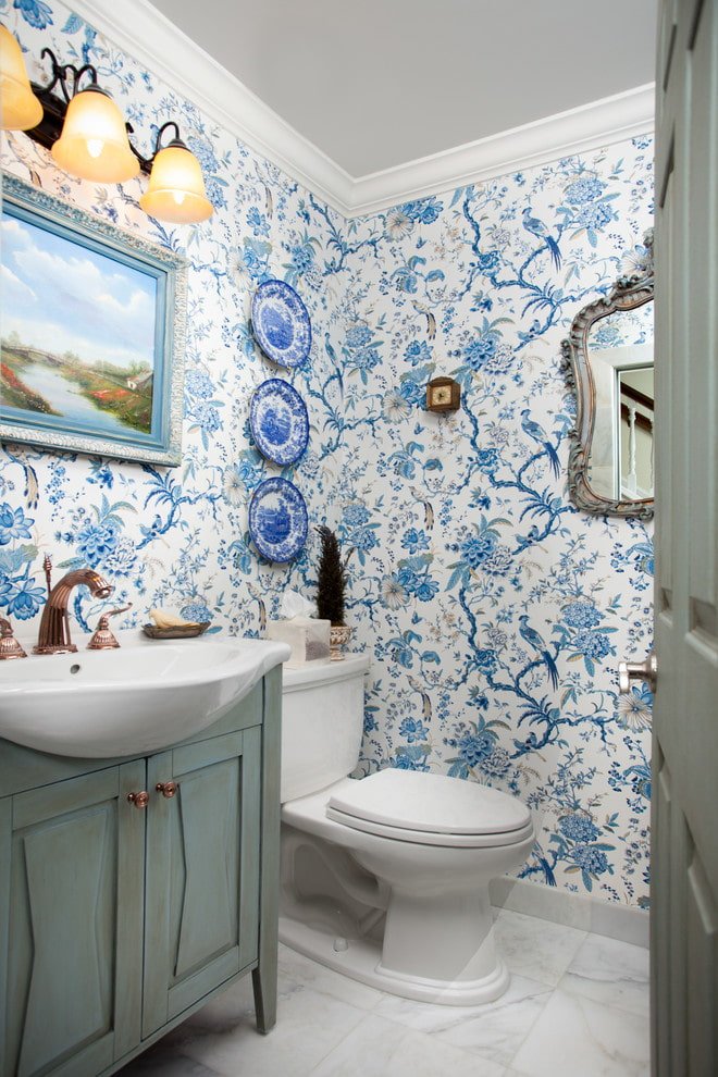 Tapete in der Toilette im Provence-Stil