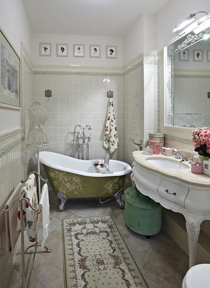 Badewanne auf Beine mit Malerei