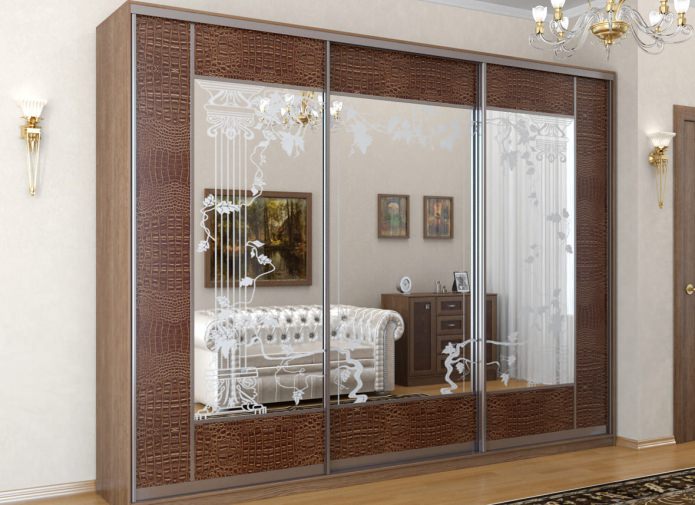 Kleiderschrank mit Kunstledereinsätzen