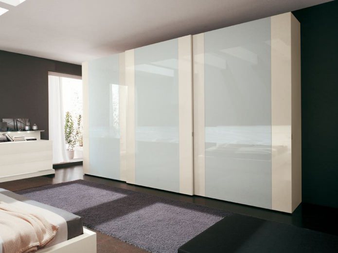 Schiebetürenschrank aus Kunststoff