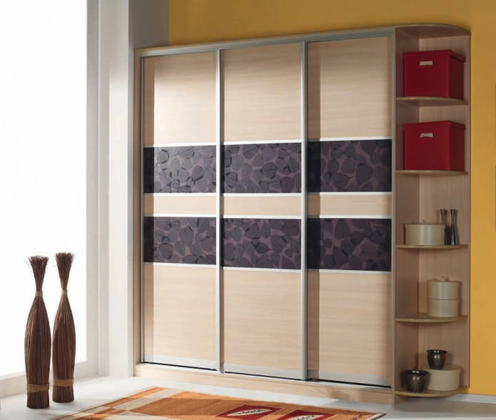 Kleiderschrank mit dekorativen Acryleinsätzen