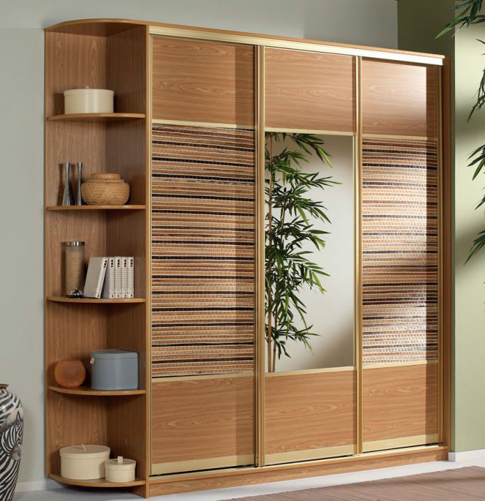 Schiebeschrank mit Bambuseinsätzen