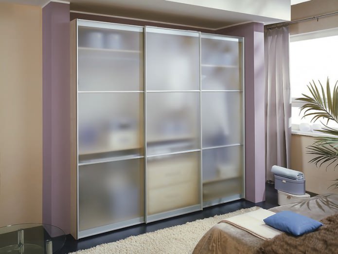 Lackierter Kleiderschrank