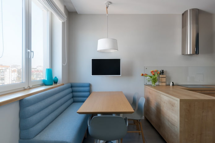 Fernseher über dem Tisch in der Küche